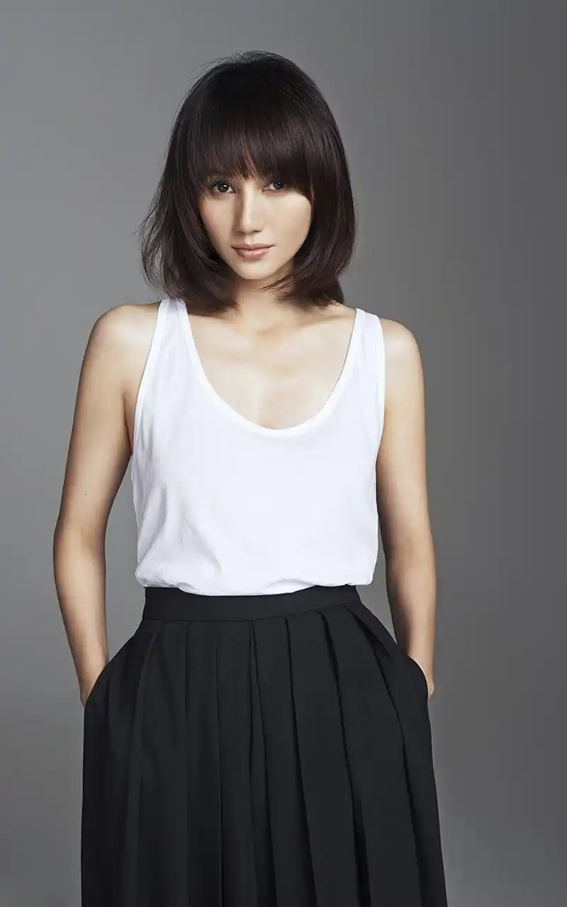 简介:袁泉率性简约写真图片,分享一组袁泉图片给大家,图中的明星图片