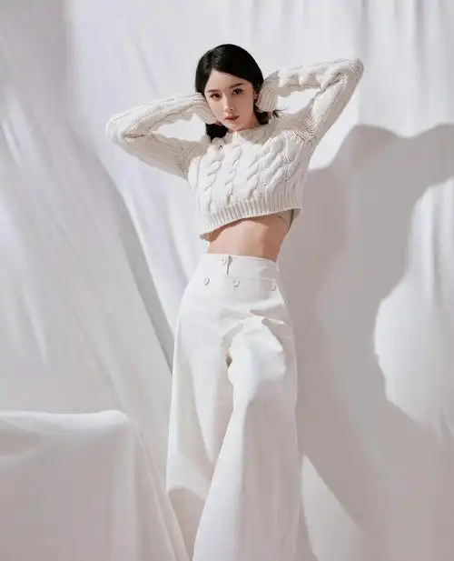 杨幂时尚写真大秀小蛮腰宽檐礼帽芭蕾舞裙楚楚动人