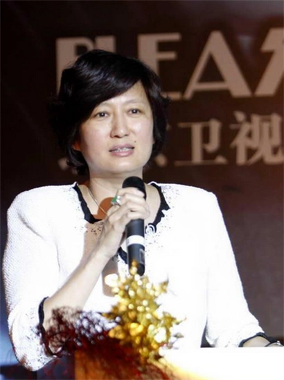 赵宝刚和妻子丁芯认识时,还是北京钢厂的一位工人,而丁芯已经是广西