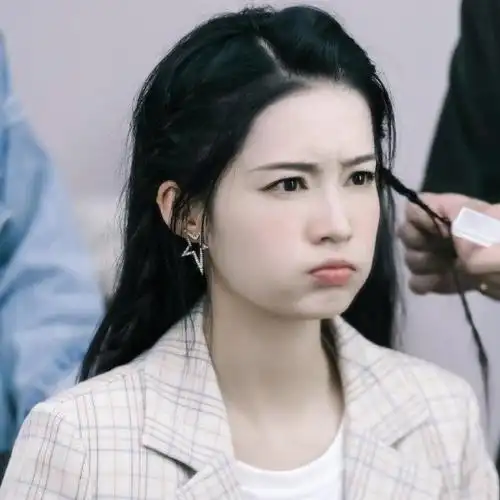 李沁一些嘟嘴的日常,真的怪可爱的!|李沁_新浪新闻