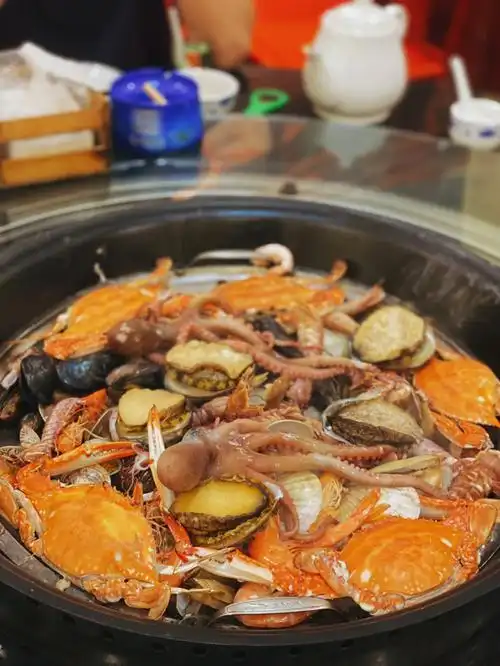 每一个海鲜都会给我剪开 放在碗里特调秘制酱汁配上小海鲜美滋滋海蟹