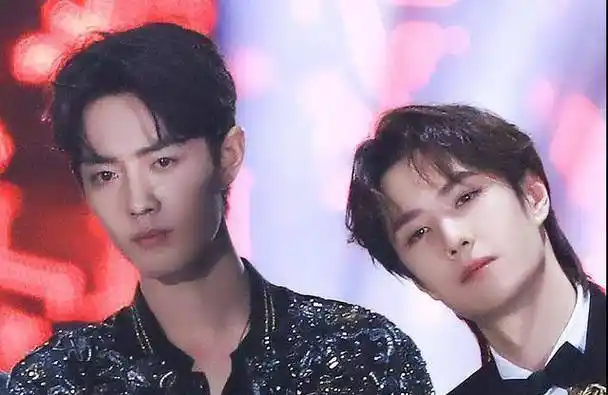 星光大赏:王一博和肖战那些暗戳戳的糖_战哥_西装_角度