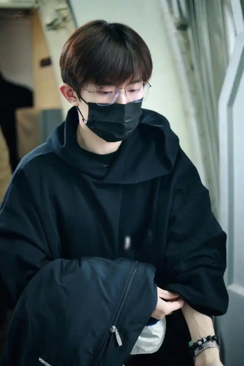 易烊千玺最近真的喜欢戴眼镜,这样的造型真的很帅呀,顺便一起期待一下