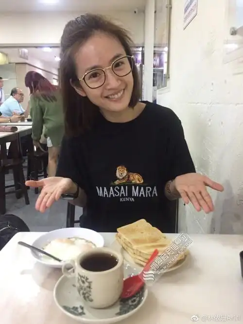 林依晨素颜满满少女感表情夸张吃货本性显露