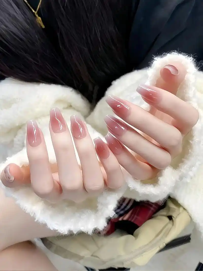 面部化妆重要,给漂亮的手装饰也是非常重要的哦!