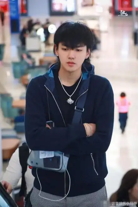 吴亦凡素颜依旧帅刘海奇葩也不影响颜值 完全是逆生长模样