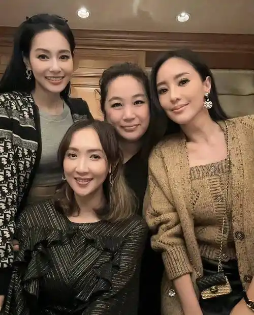 台湾省顶级千金名媛关颖手撕侯佩岑 现在竟能一笑泯恩仇同框亮相