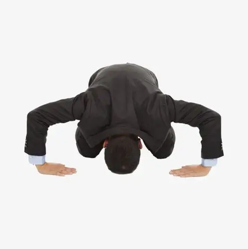 中国风跪下道歉男子png