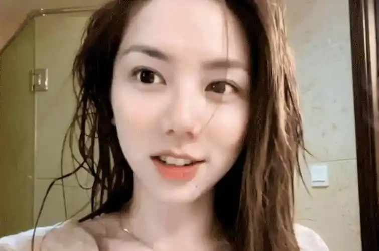 中可以看出邓紫棋刚洗完澡头发还是湿的,直接纯素颜出镜没有一点化妆