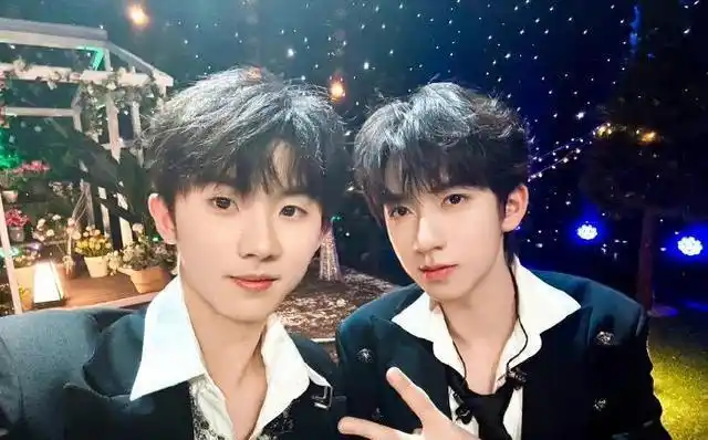 他晒出了与马嘉祺的自拍合照,"相信自己,也相信我""更可以依赖弟弟多