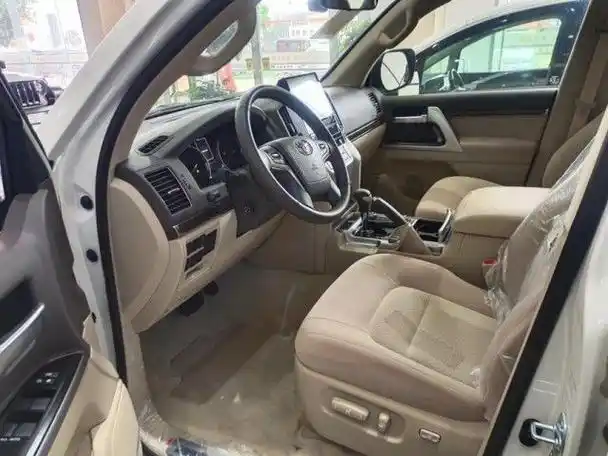 丰田酷路泽5700中东版升级了内饰材质,车内上深下浅的新色系搭配,让