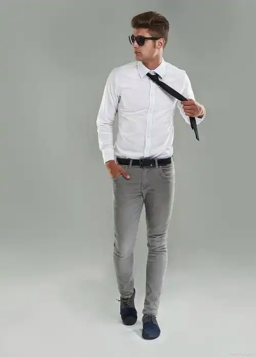 男士白色衬衫搭配什么裤子更有时尚感