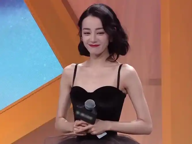 迪丽热巴出席发布会,罕见换短发造型,一不小心美成"在逃公主"