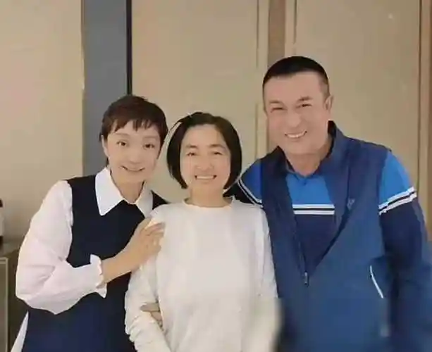 张嘉译驼背引热议,妻子女儿素颜亮相,网友赞其真实不做作!