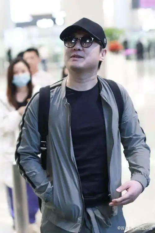 沈腾近照曝光,身材发福明显,当众擤鼻涕让人大跌眼镜