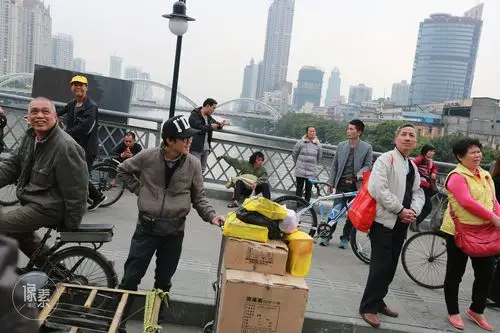 2014年2月24日,广州,路过的行人在海珠桥上围观.