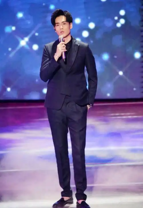 新晋小生胡一天大长腿羡煞旁人 妈妈应这样做让孩子赢在起跑线