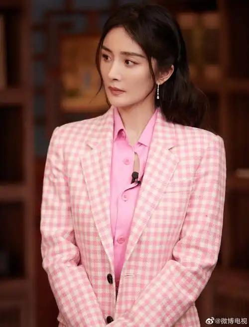 杨幂当燃青春粉格西装造型剧照##当燃青春