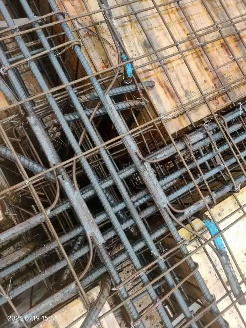 《建设工程施工现场供用电安全规范》的规定: 1,人工垂直接地体宜采用