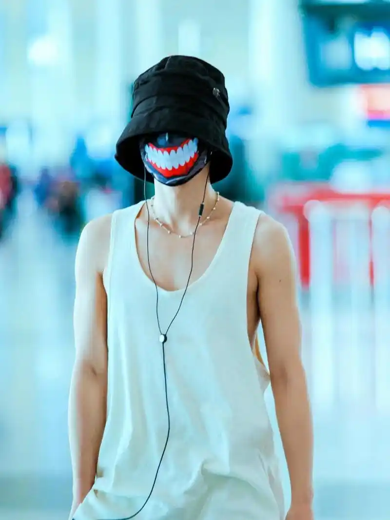 华晨宇胸肌——真的好大 本人是狼火属性,关于大哥的胸肌腹肌我专门开