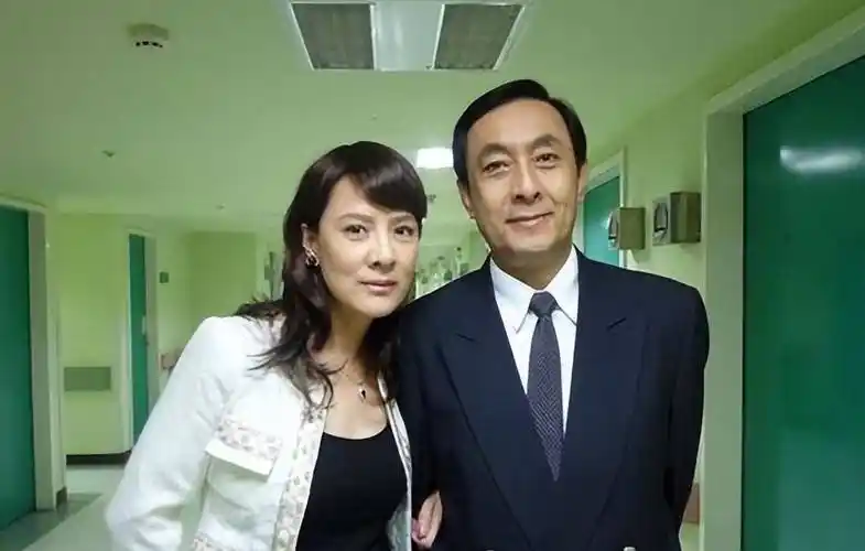 张谦病逝4年了,遗孀李萍的选择令人泪目_贾妮_女儿_女孩子