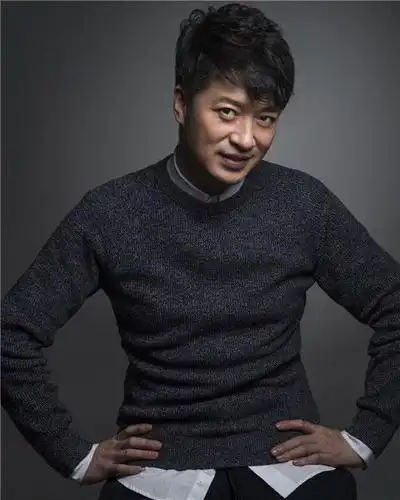 张衣率性绅士写真曝光随性洒脱展熟男魅力图