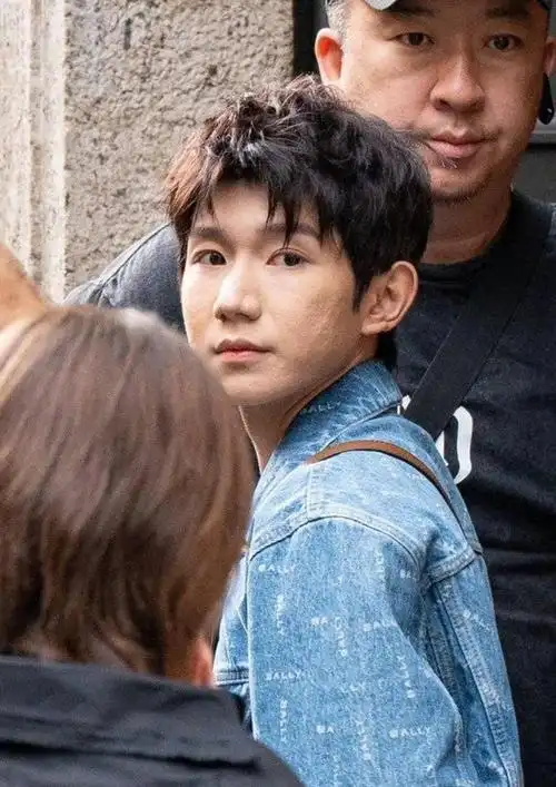 王源米兰时装周生图引热议脸上坑坑洼洼粉丝咬定被p黑图