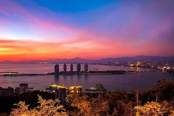 很难有一家景区像天涯海角具有这么多的"复杂性":它是三亚乃至海南