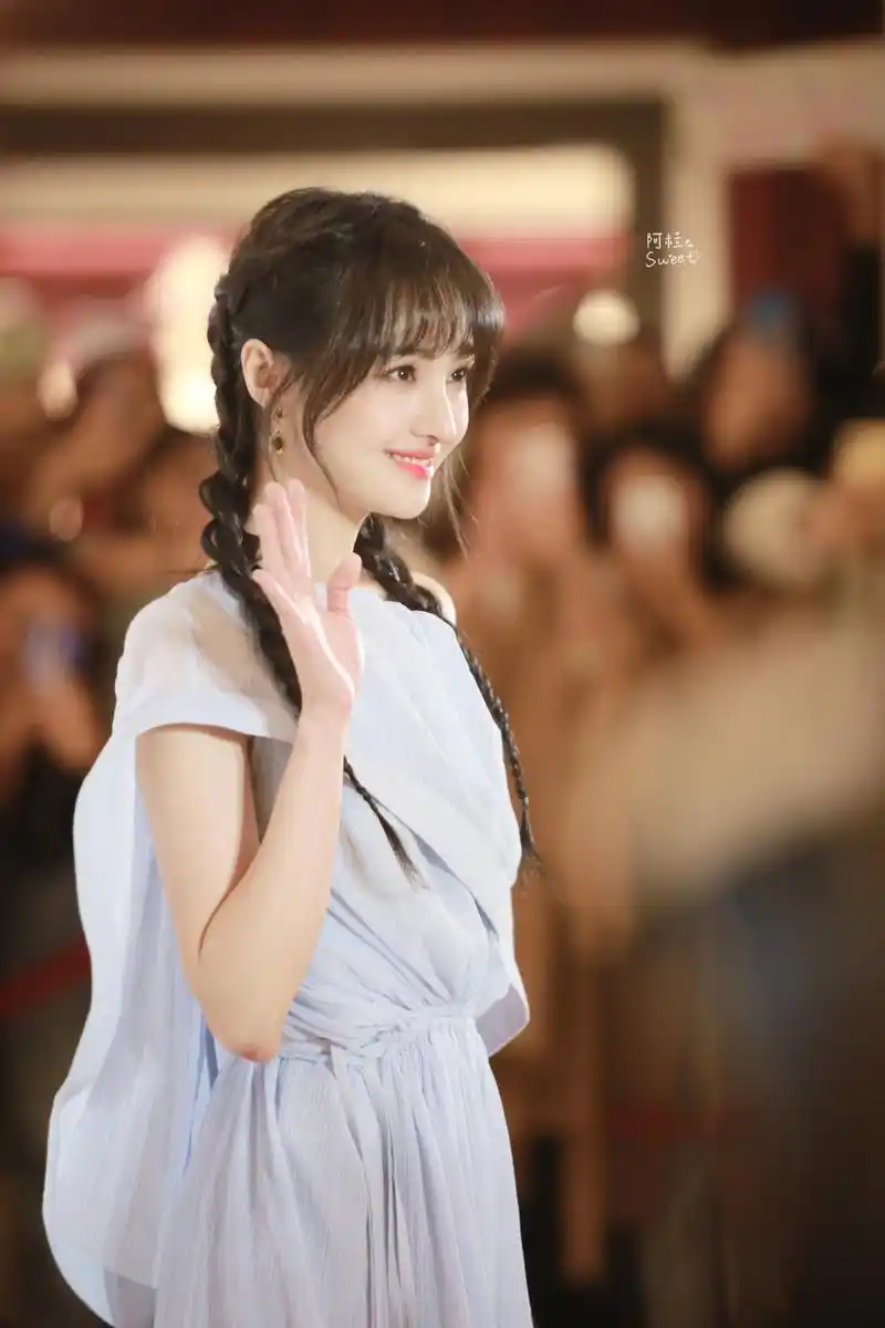 郑爽今日份的貌美营业,饭拍精修与生图,俏皮甜美是仙女啊!