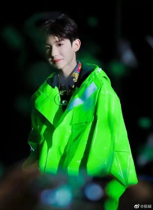 王源 歌手梦想十年大片##王源#王源身穿一袭绿色滑面外套,明亮的皮革