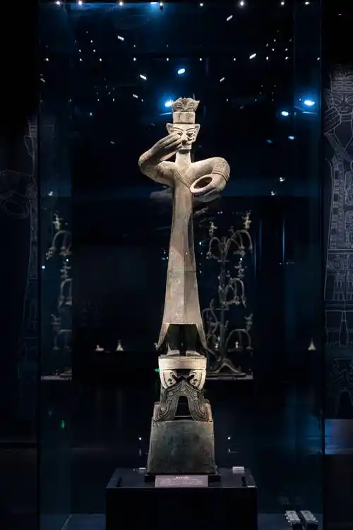 三星堆博物馆主要一号展馆,二号展馆和修复展馆3个展馆,四大镇馆之宝