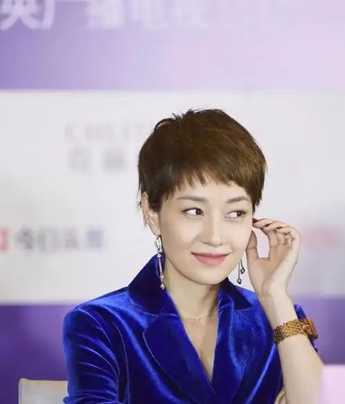 身穿简装难掩好气质,把别针当耳环真有个性|短发|妆容|发型_网易订阅