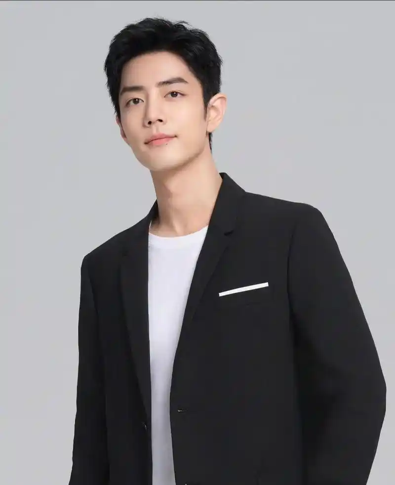 肖战深v西装亮相nars直播间 肖战亮相nars直播间,穿着真空黑色深v西装