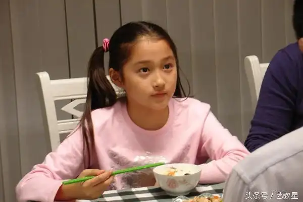 昨天刚刚入学的关晓彤影视大回顾