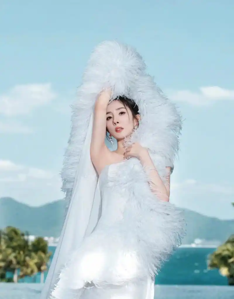 杨幂爱奇艺尖叫之夜太惊艳了,穿白色羽毛裙子,犹如仙女下凡一样美丽