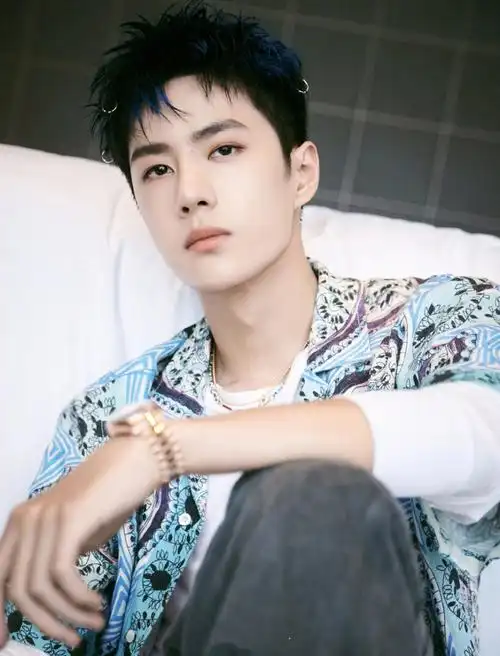 王一博身穿蓝色挑染帅气短发配合银色发坠独特个性