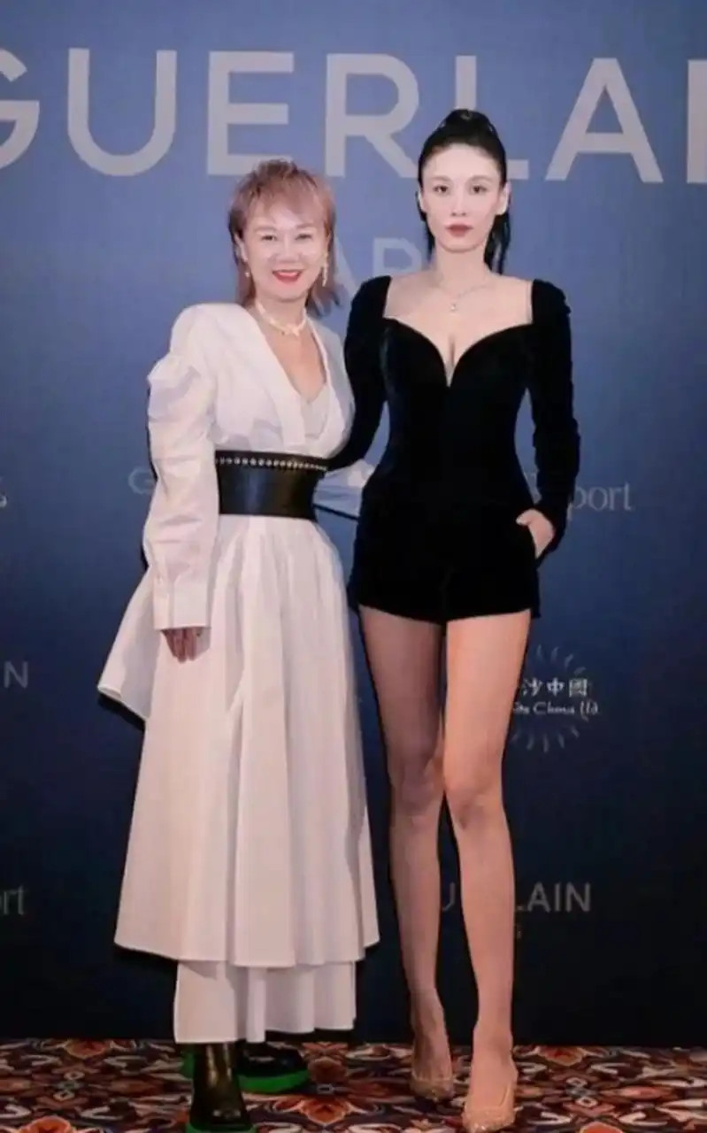 张蓝心 #第一眼就心动的明星# 张蓝心身高177cm体重才104斤,整个人看