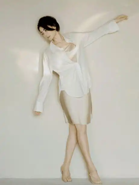 52岁王菲拍广告身材犹如少女不输20年前网友难怪谢霆锋迷她