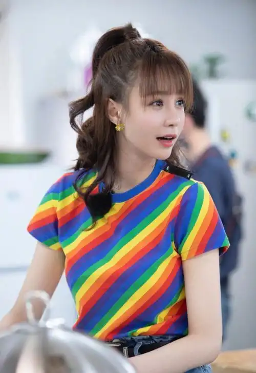 沈梦辰30岁嫩回18岁彩虹色t恤配高腰牛仔短裤穿对衣服超减龄