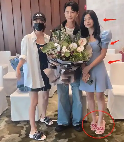 似乎是因为当天穿了拖鞋所以身高不够,因此三人在拍摄合影时陈妍希