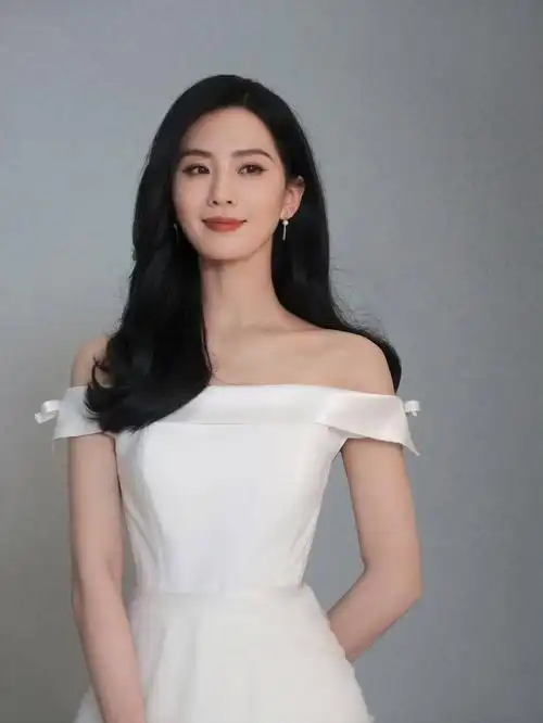 组图:刘诗诗穿一字肩白裙长发披肩 微微露笑气质温婉迷人_高清图集