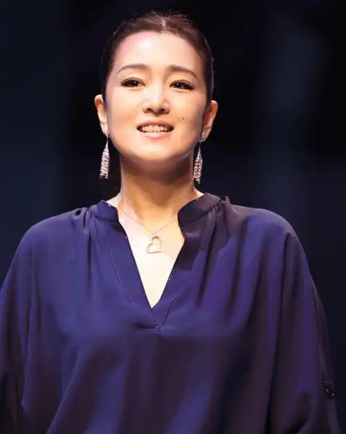 不愧是"巩皇"!58岁巩俐,性感女王范十足!