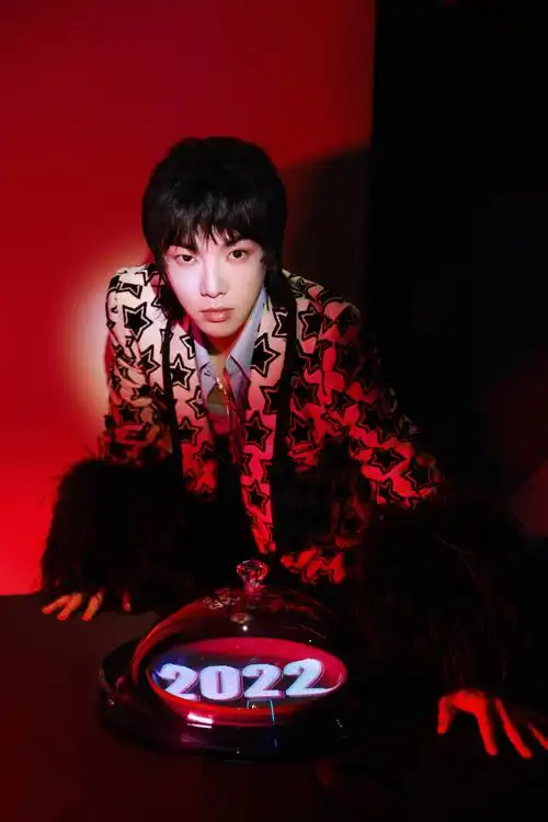 在2021年的火星演唱会上,华晨宇首唱了六首新歌《飞行模式》《小镇里