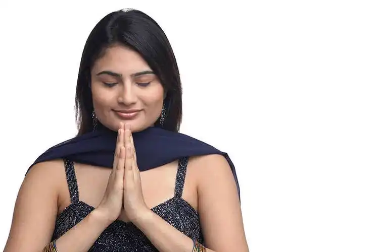 女人_双手合十_闭眼_图片素材