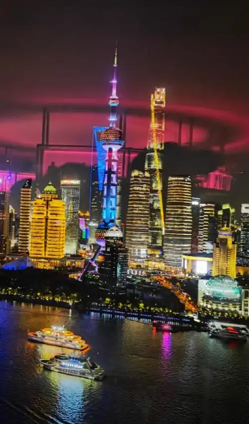 上海外滩陆家嘴的夜晚灯光秀