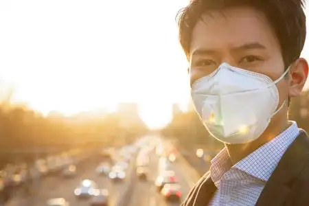 户外男人户外戴口罩的青年男人照片