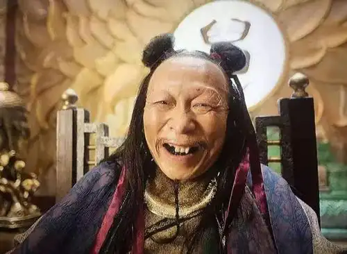 但他曾经演过两个很有特点的角色,一个是《神雕侠侣》里的裘千尺,一个