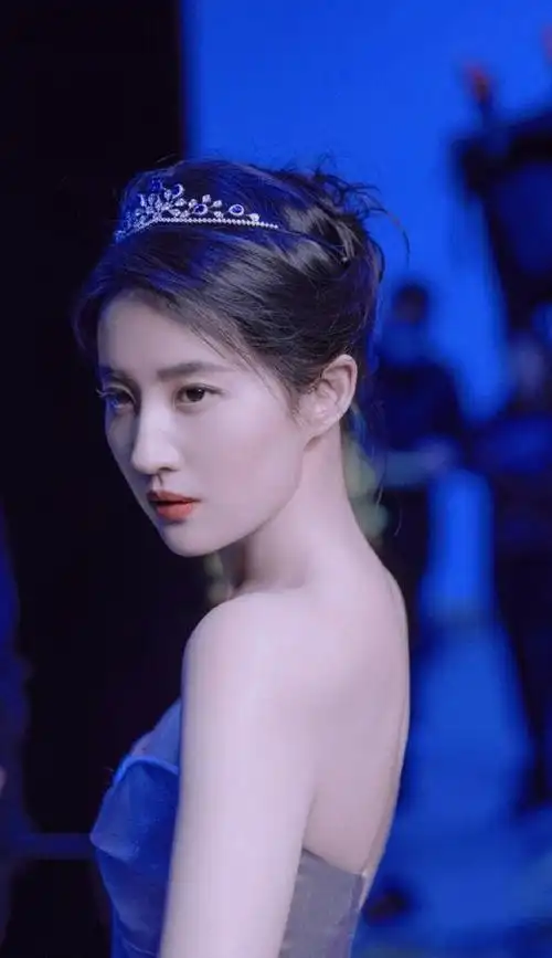 "白富美"刘亦菲:年仅30身价超20亿,为何不敢退出美籍