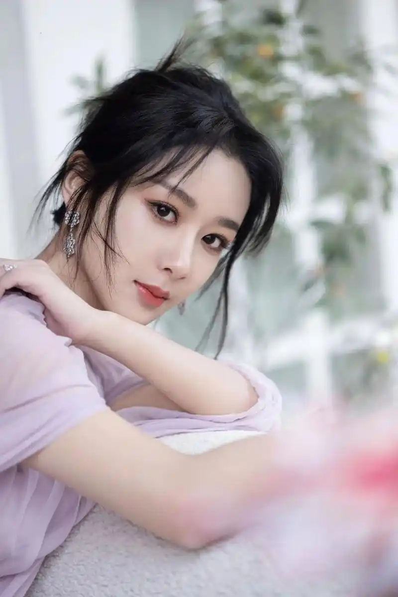 杨紫微博之夜造型图96紫色纱裙温柔气质,好美啊!期待红毯 - 抖音