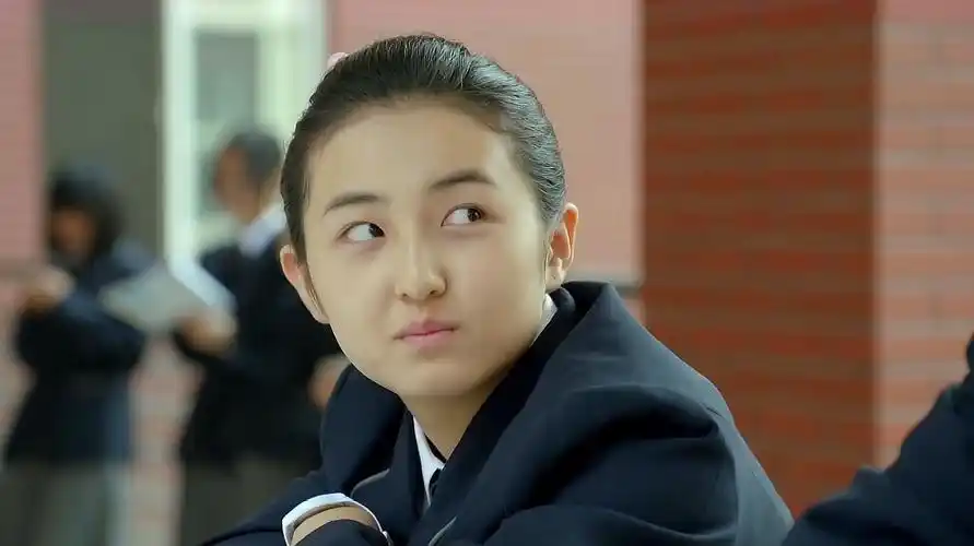 小宇真是个鬼机灵,当着同学的面大喊:方朵儿她放屁了,太逗了